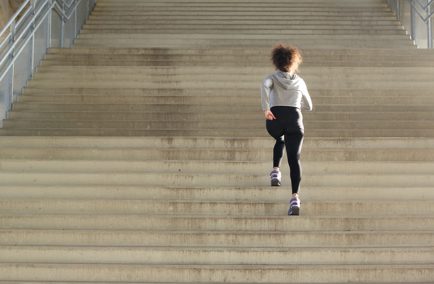 階段は降りる時の方が筋肉に効く